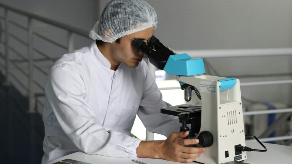 5-Amino-1MQ: What the NNMT Inhibitor Research Shows 1 Researcher looking into a white laboratory microscope